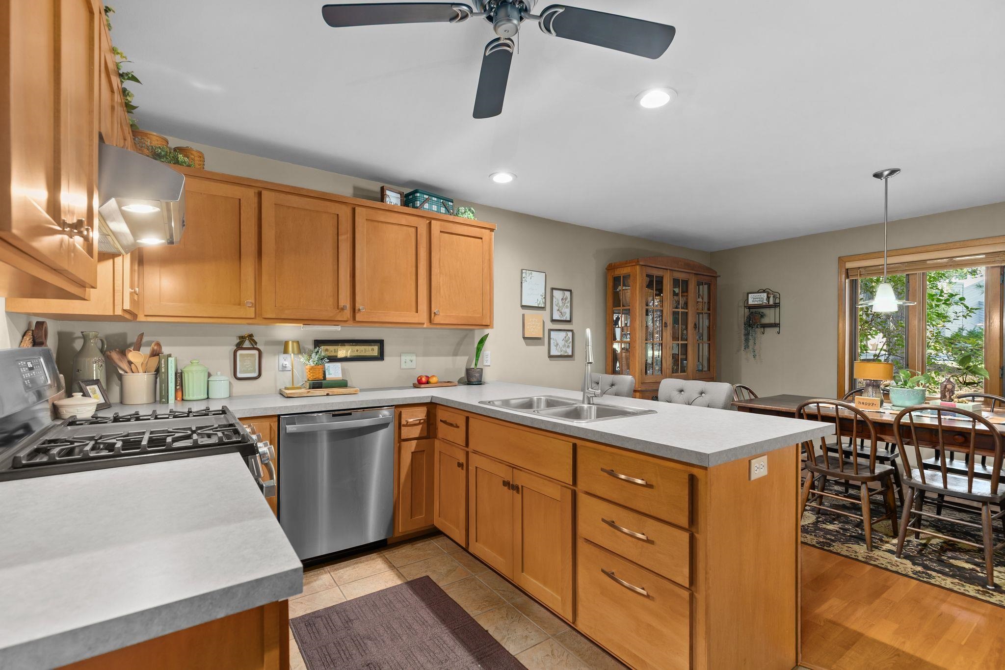 905 E WINDFIELD Place Unit: C
