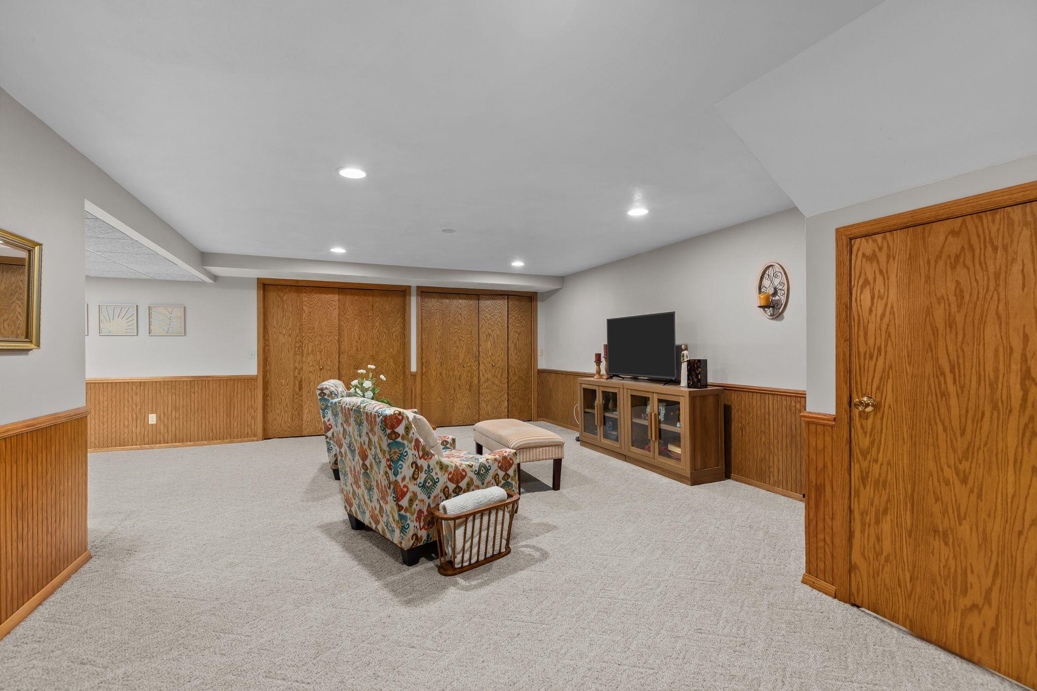 905 E WINDFIELD Place Unit: C