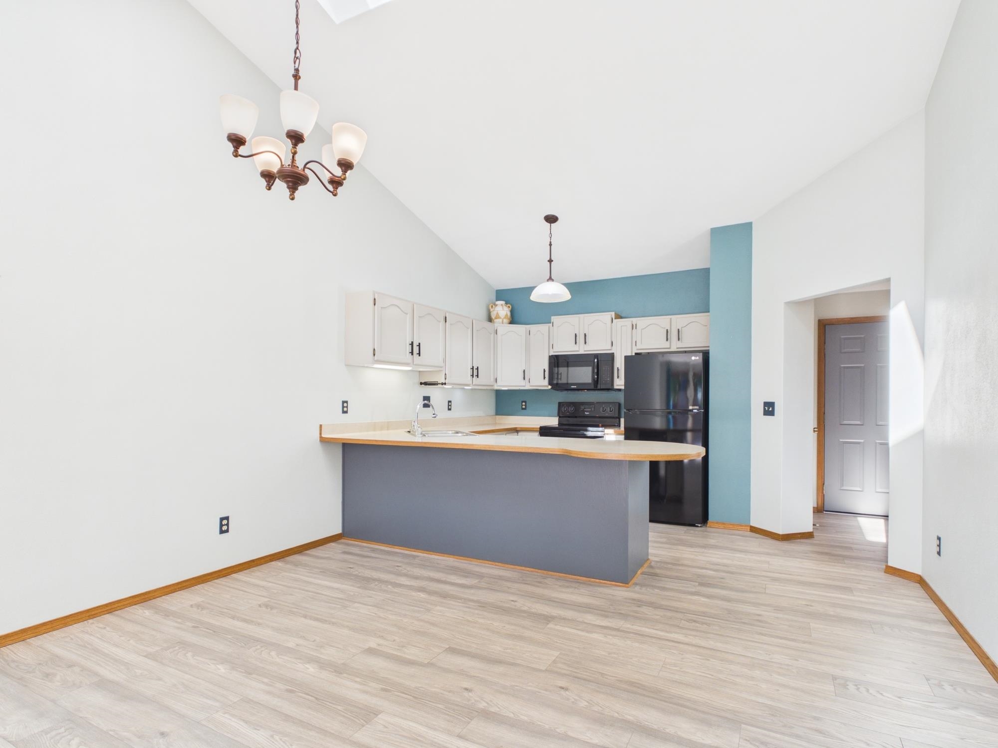 907 W RIDGEVIEW Drive