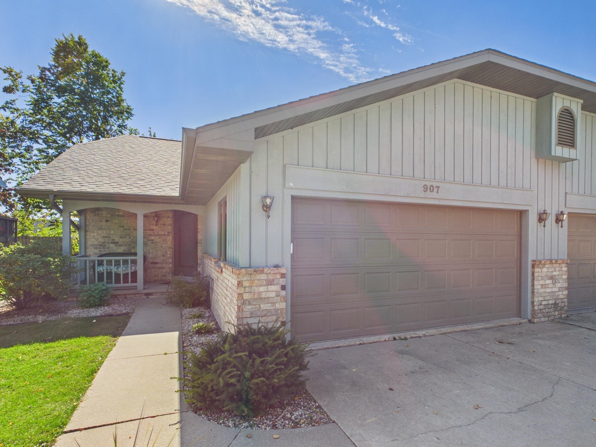 907 W RIDGEVIEW Drive