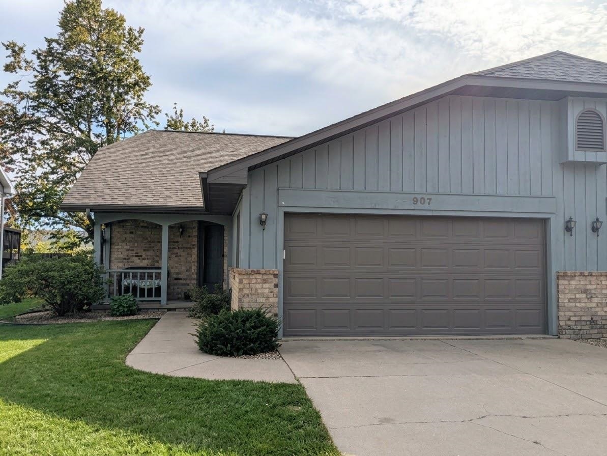 907 W RIDGEVIEW Drive
