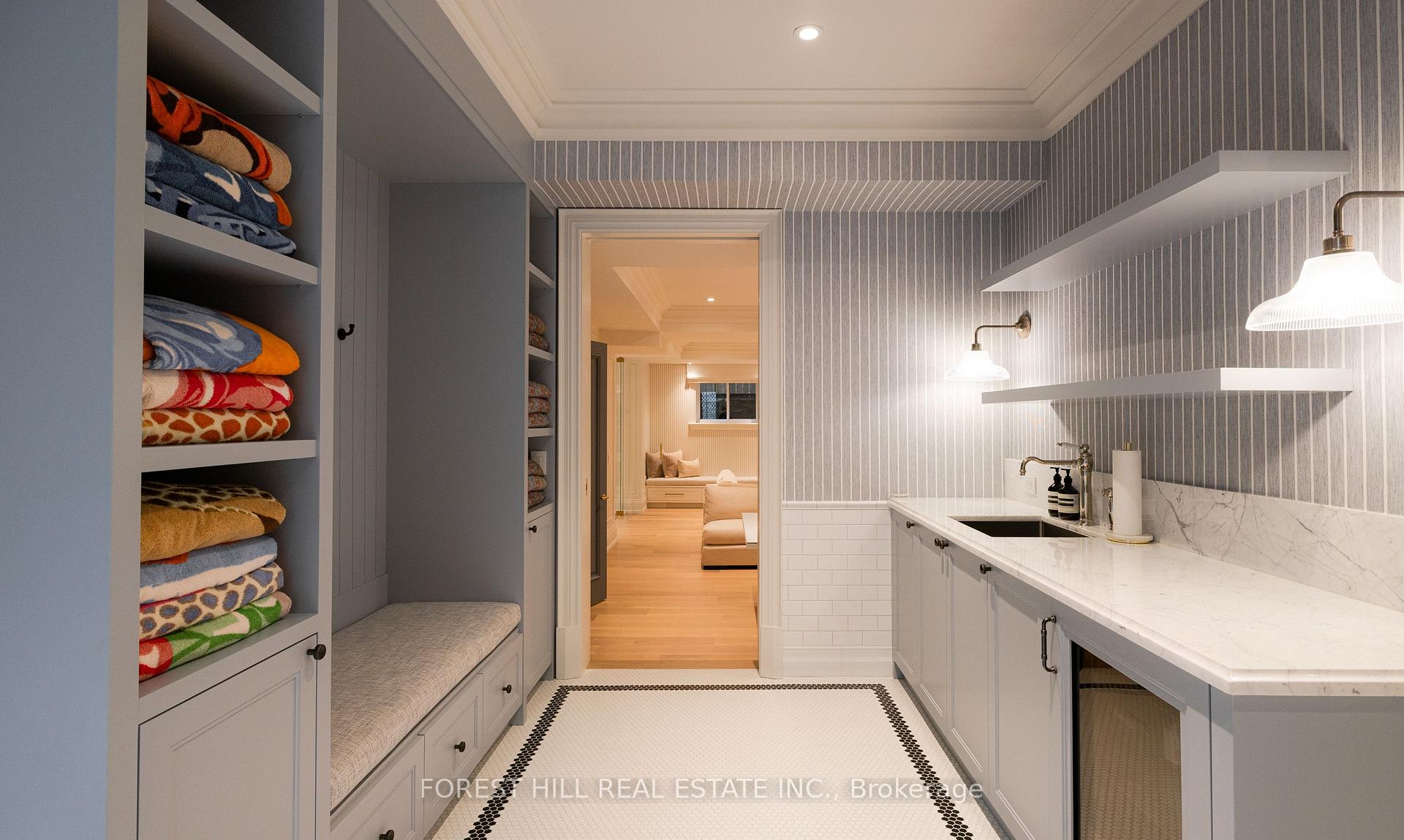 221 Forest Hill Road, Toronto