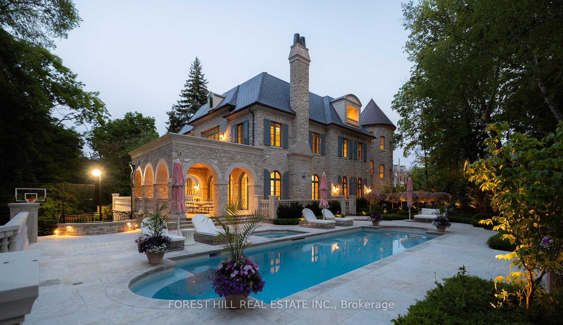 221 Forest Hill Road, Toronto