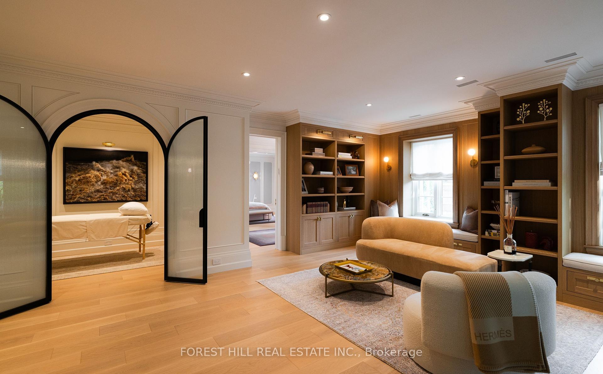 221 Forest Hill Road, Toronto