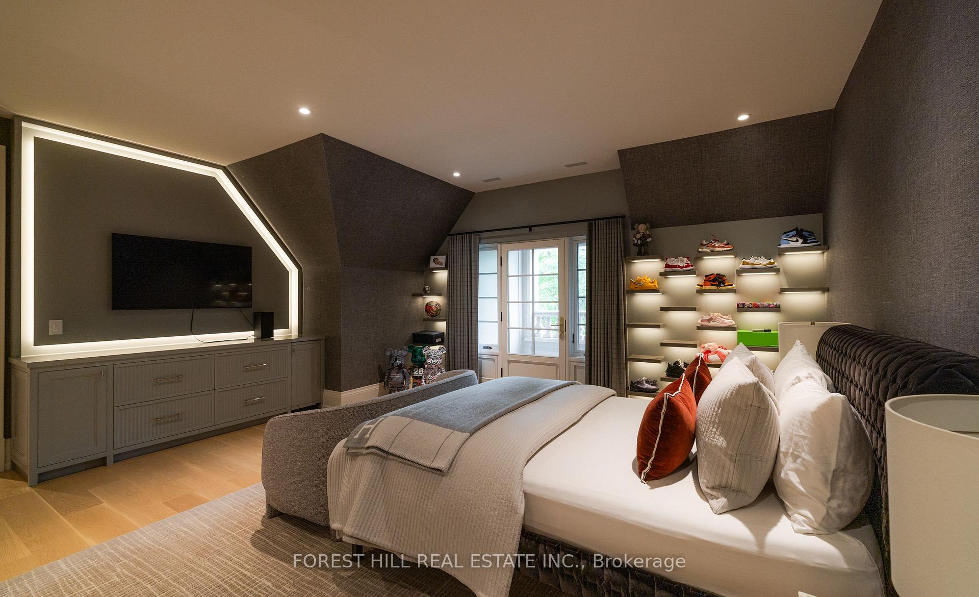 221 Forest Hill Road, Toronto