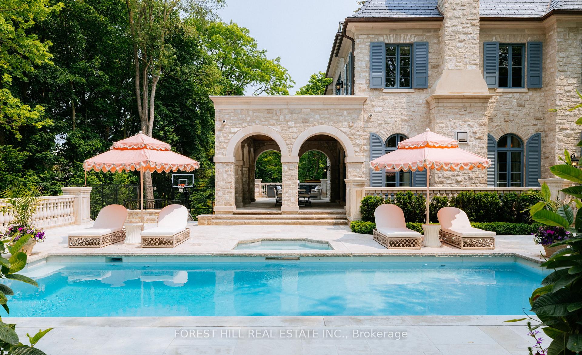 221 Forest Hill Road, Toronto