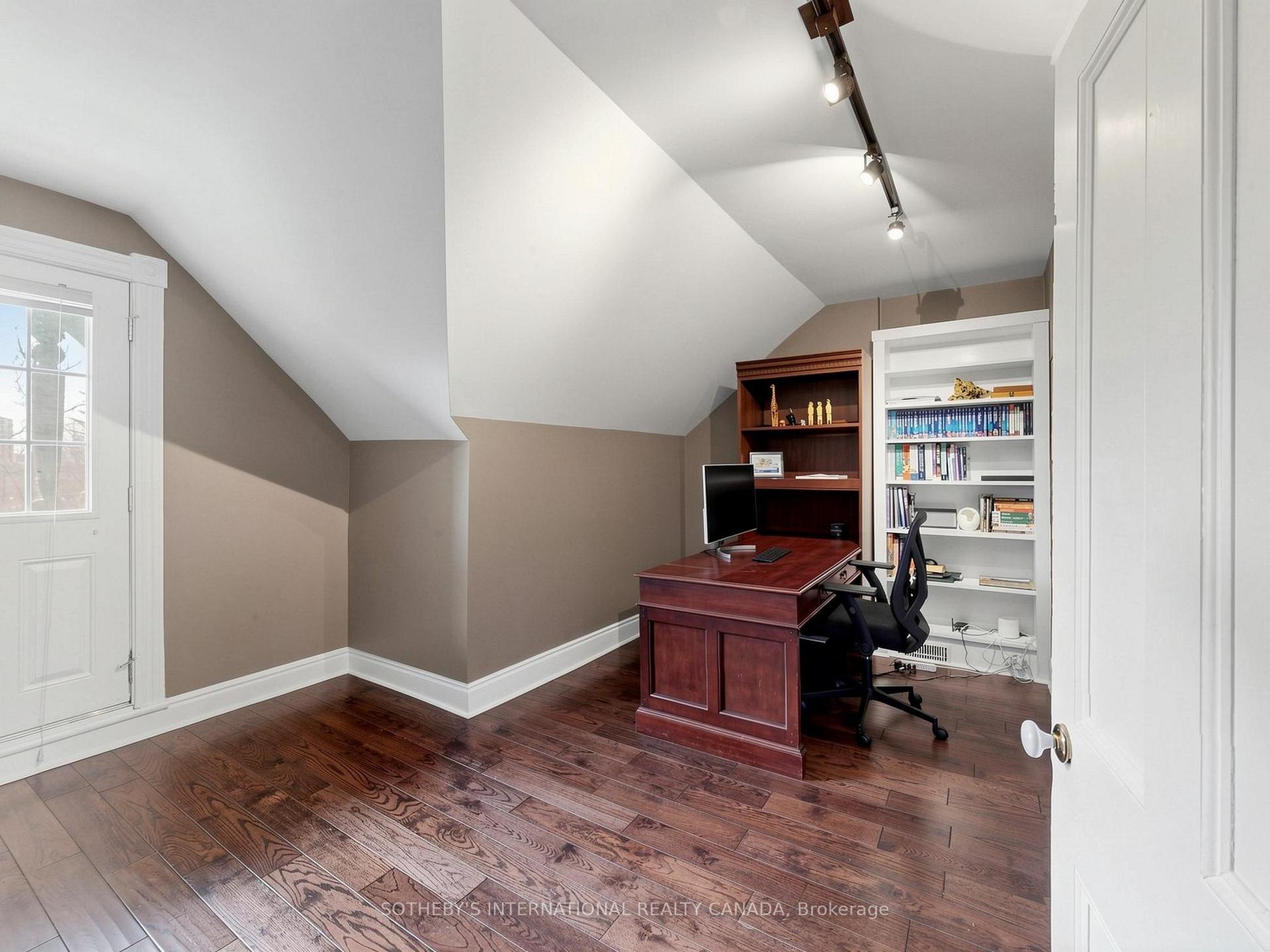 328 Wellesley Street E