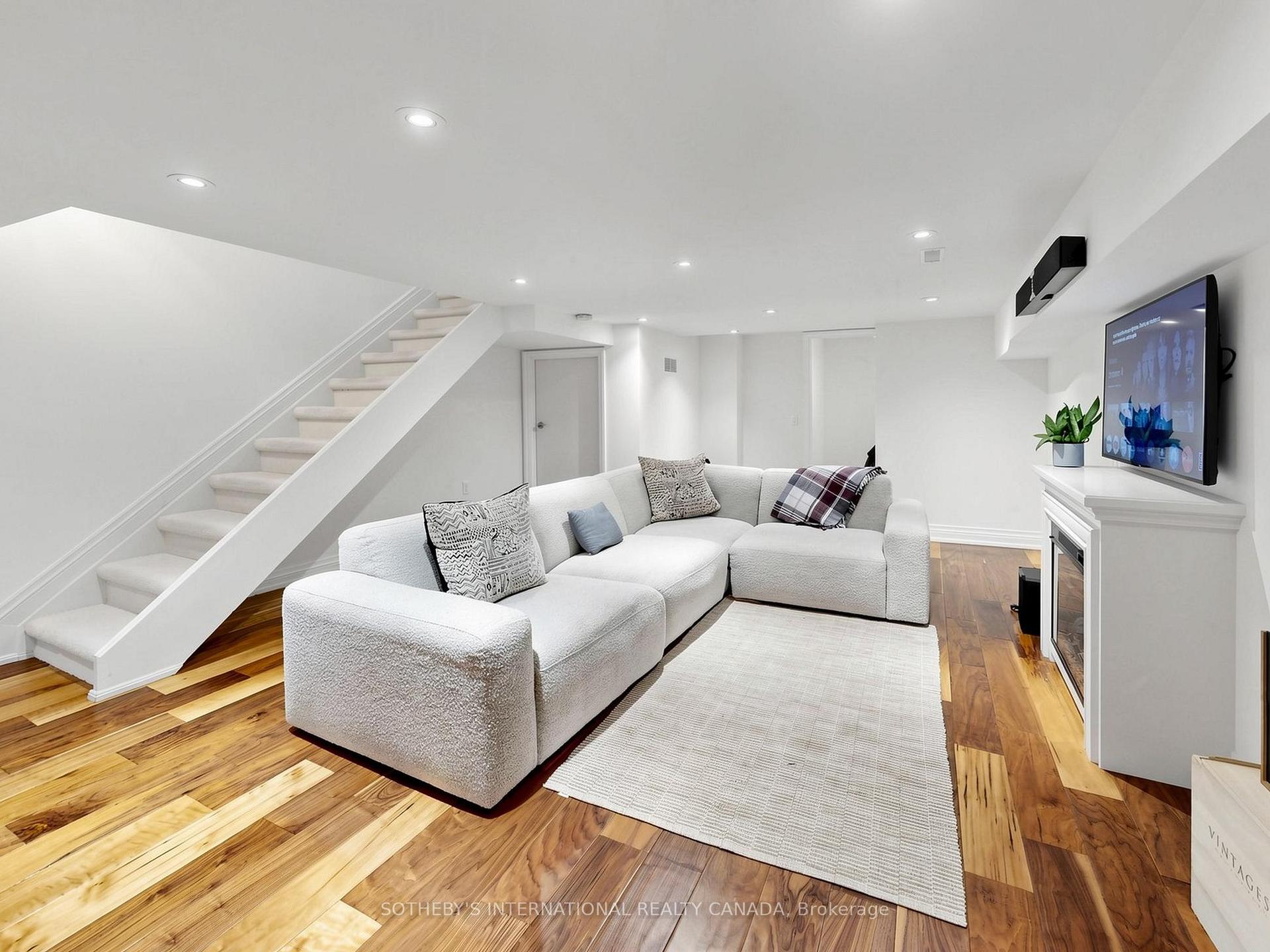 328 Wellesley Street E