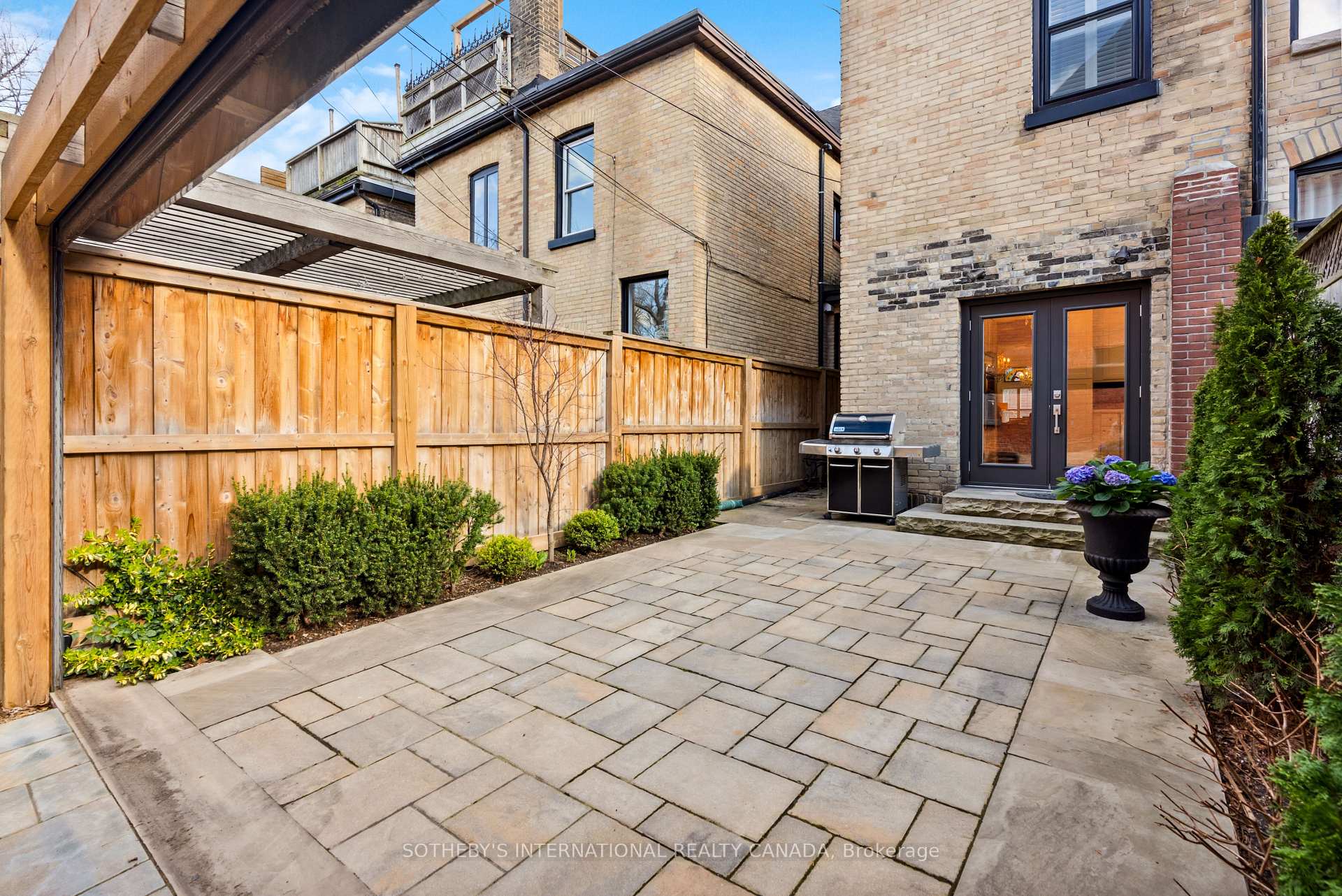 328 Wellesley Street E