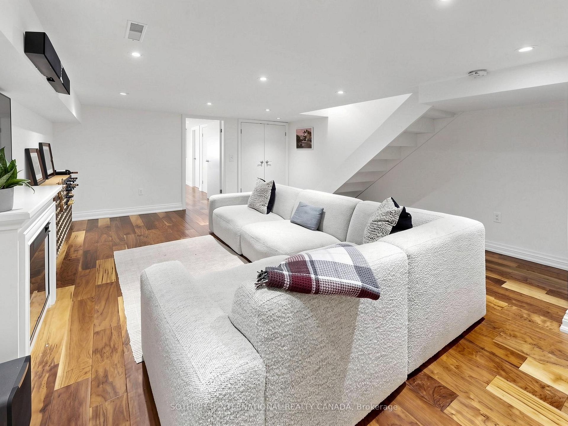 328 Wellesley Street E