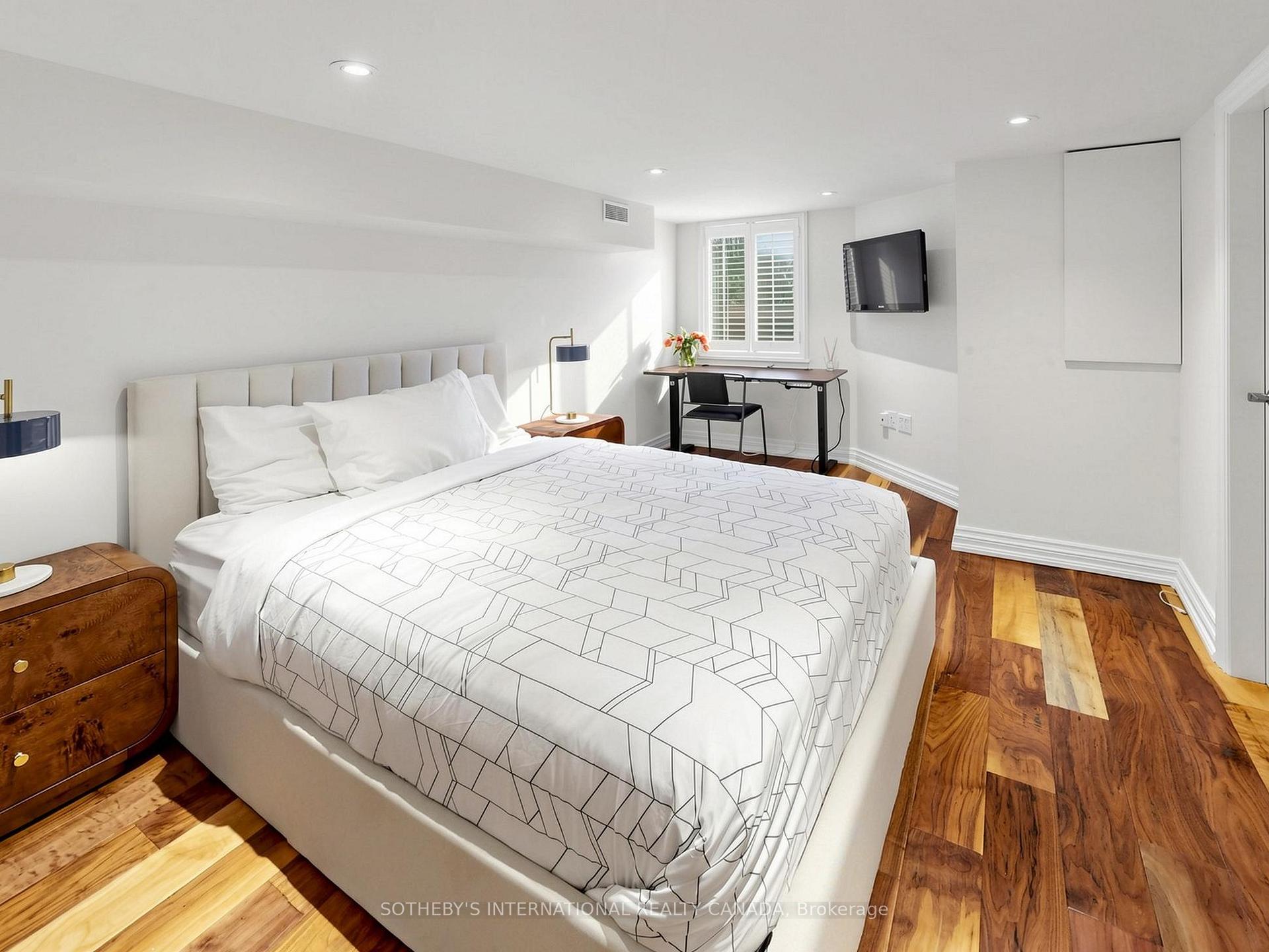 328 Wellesley Street E