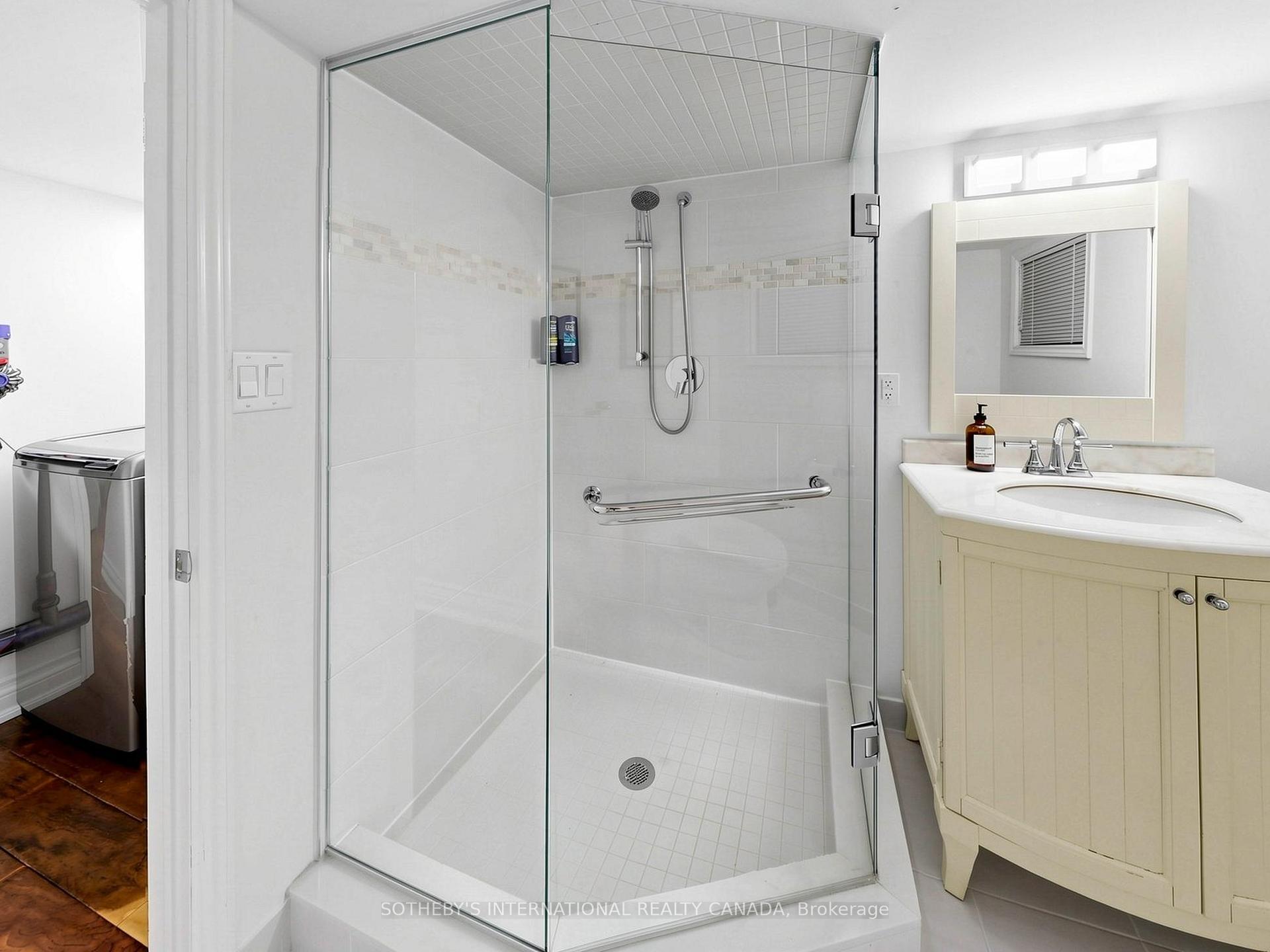 328 Wellesley Street E