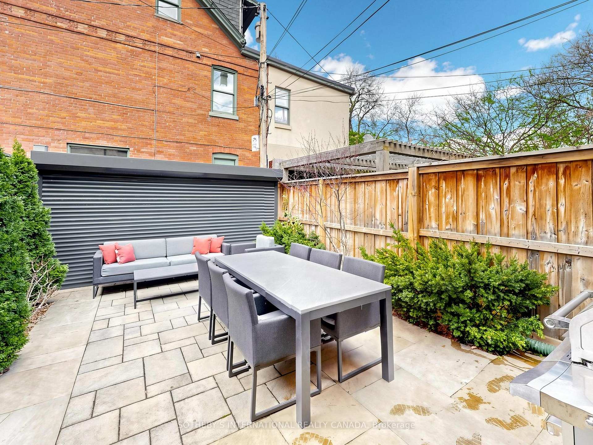 328 Wellesley Street E