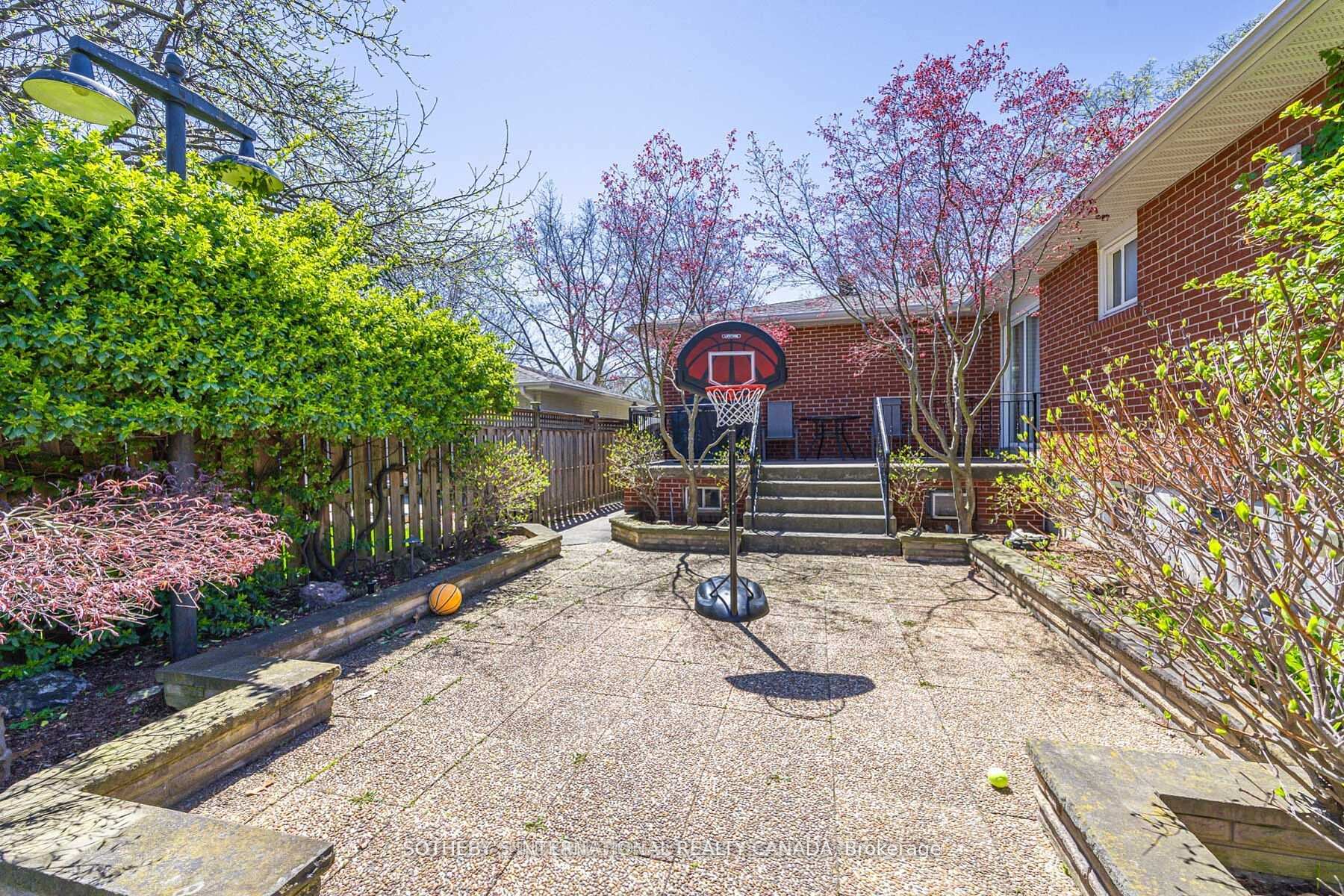 942 Fletcher Valley Crescent