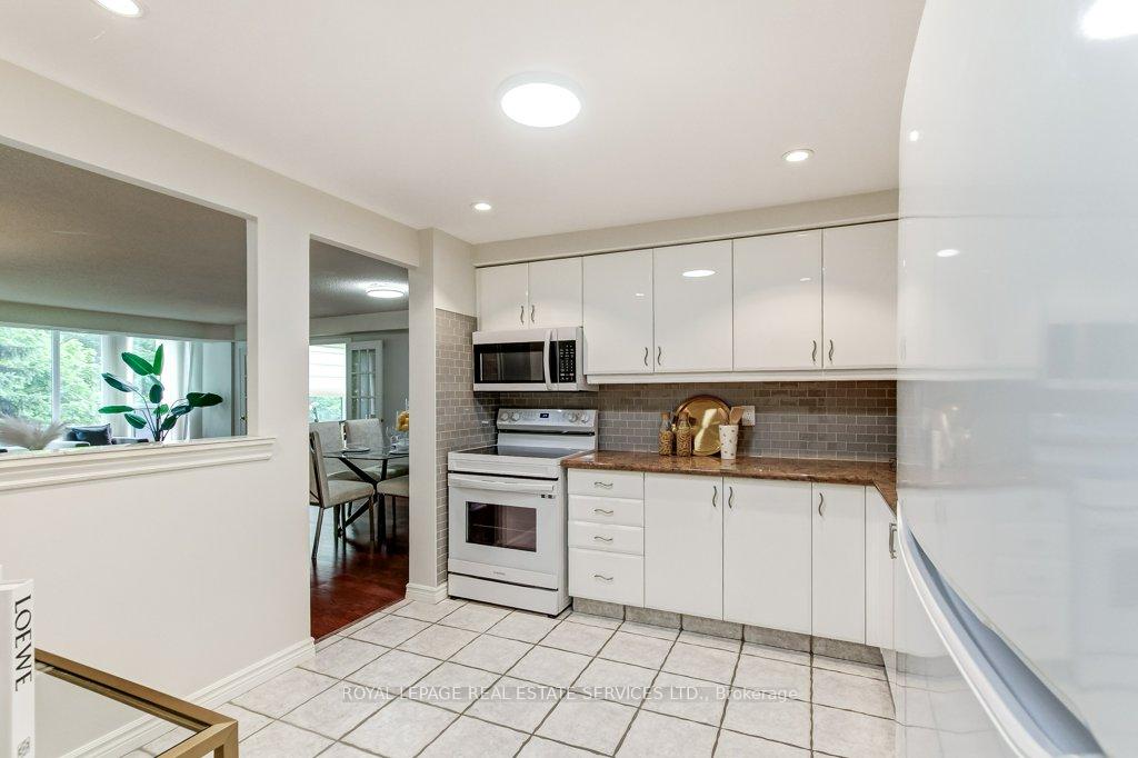 2121 Lakeshore Road