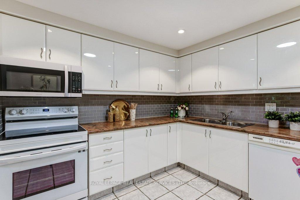 2121 Lakeshore Road