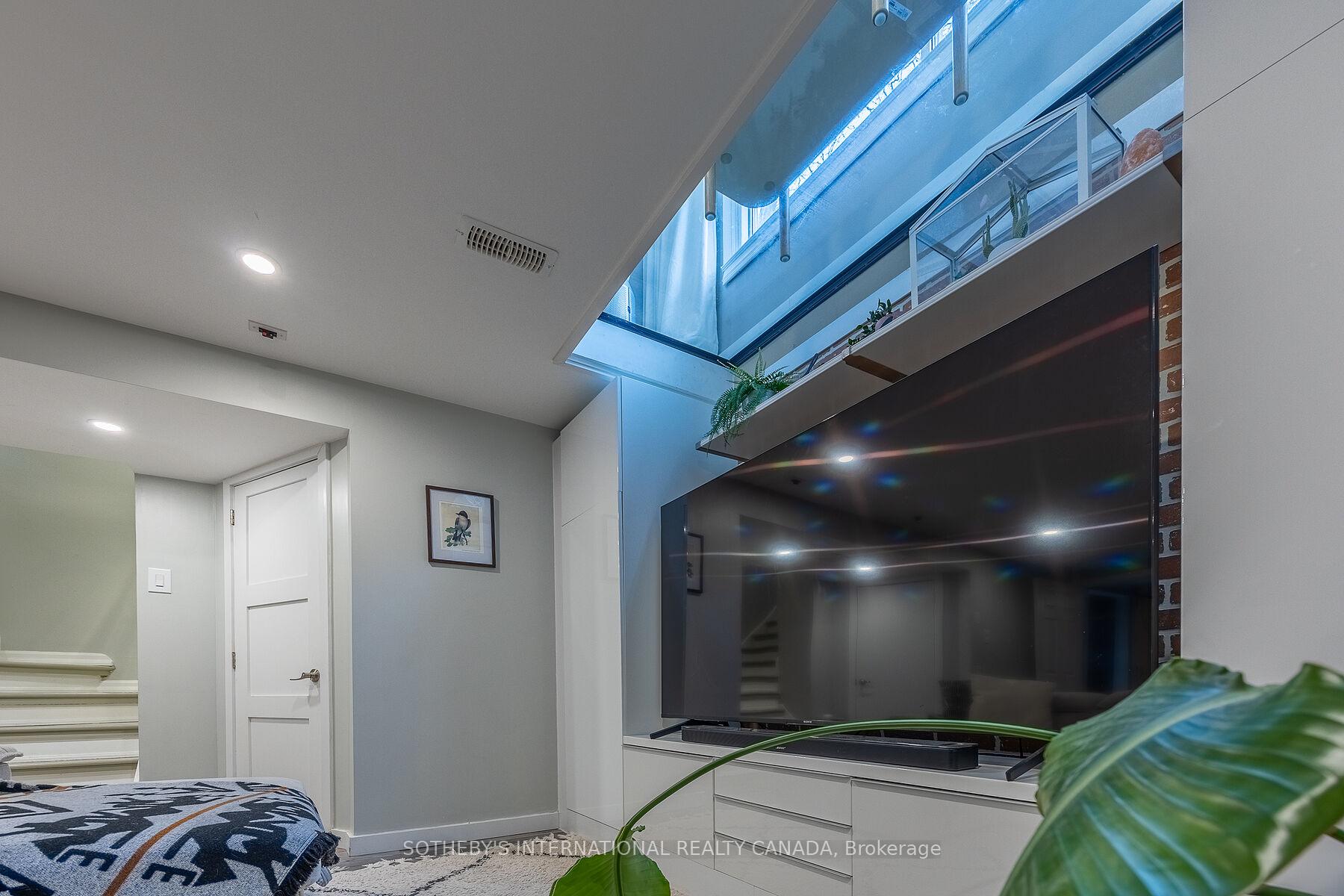 5475 Lakeshore Road 113