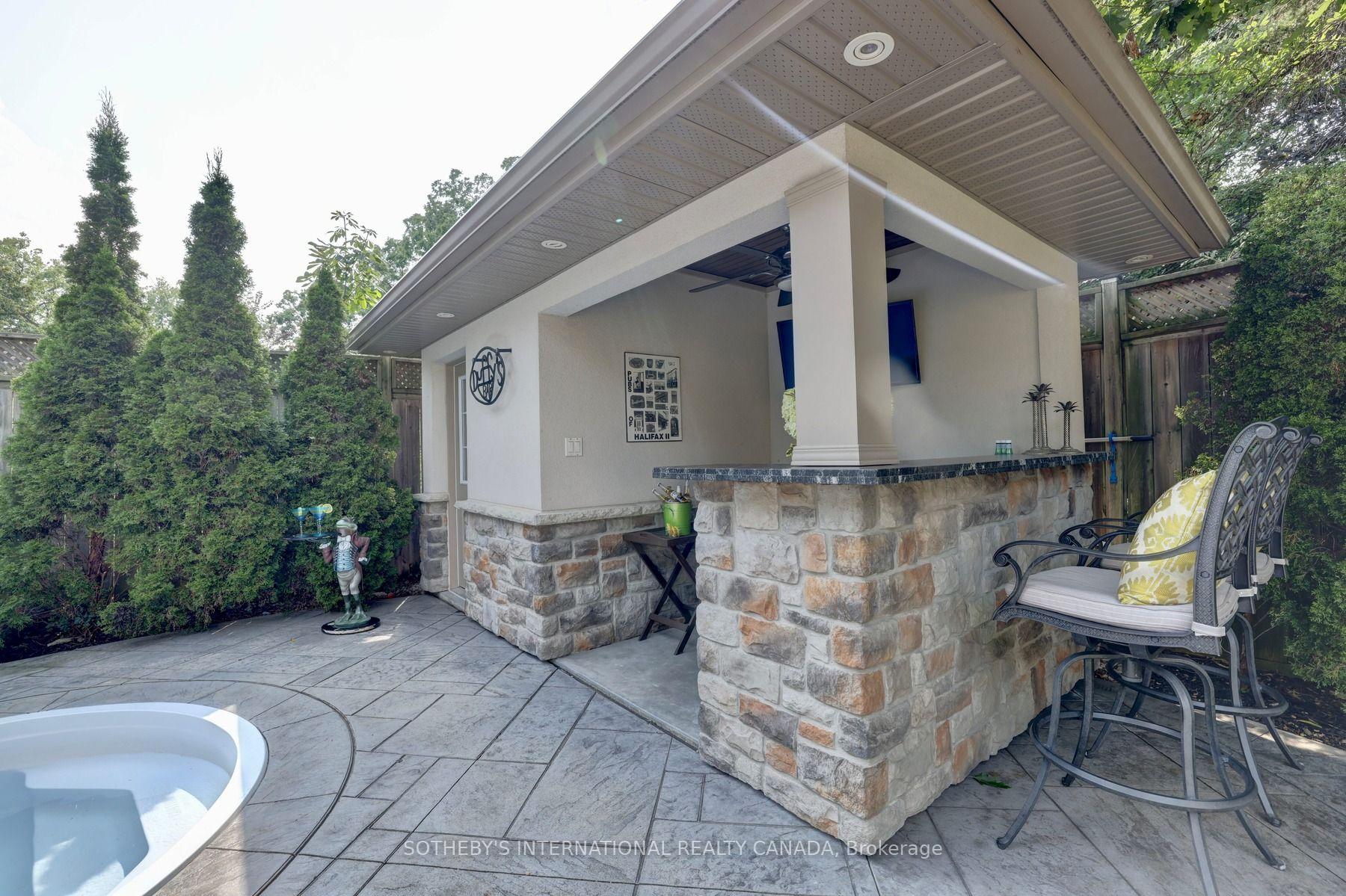 32 Oakwood Avenue S