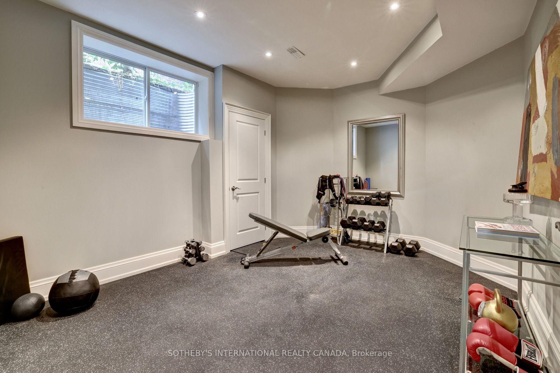 32 Oakwood Avenue S
