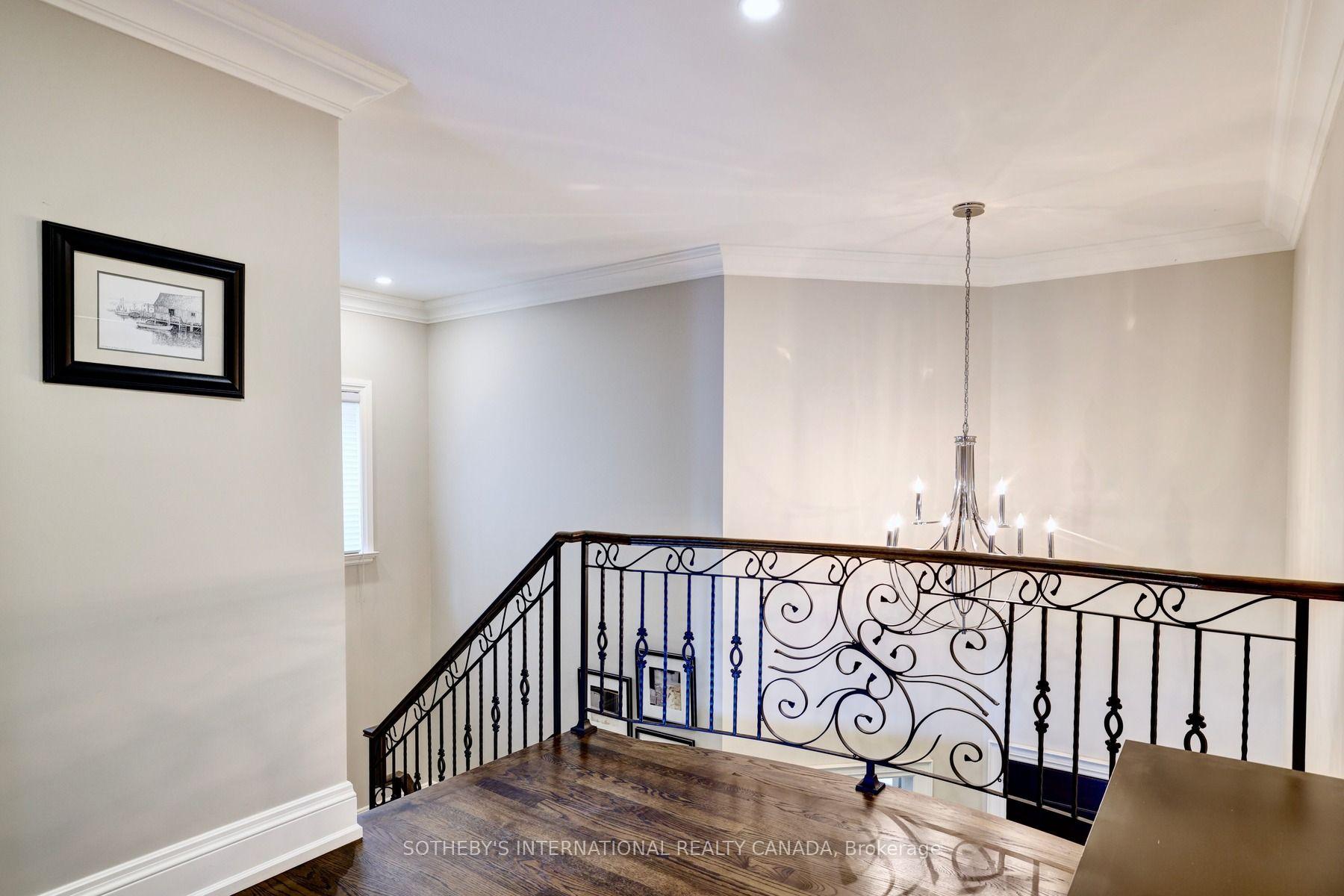 32 Oakwood Avenue S