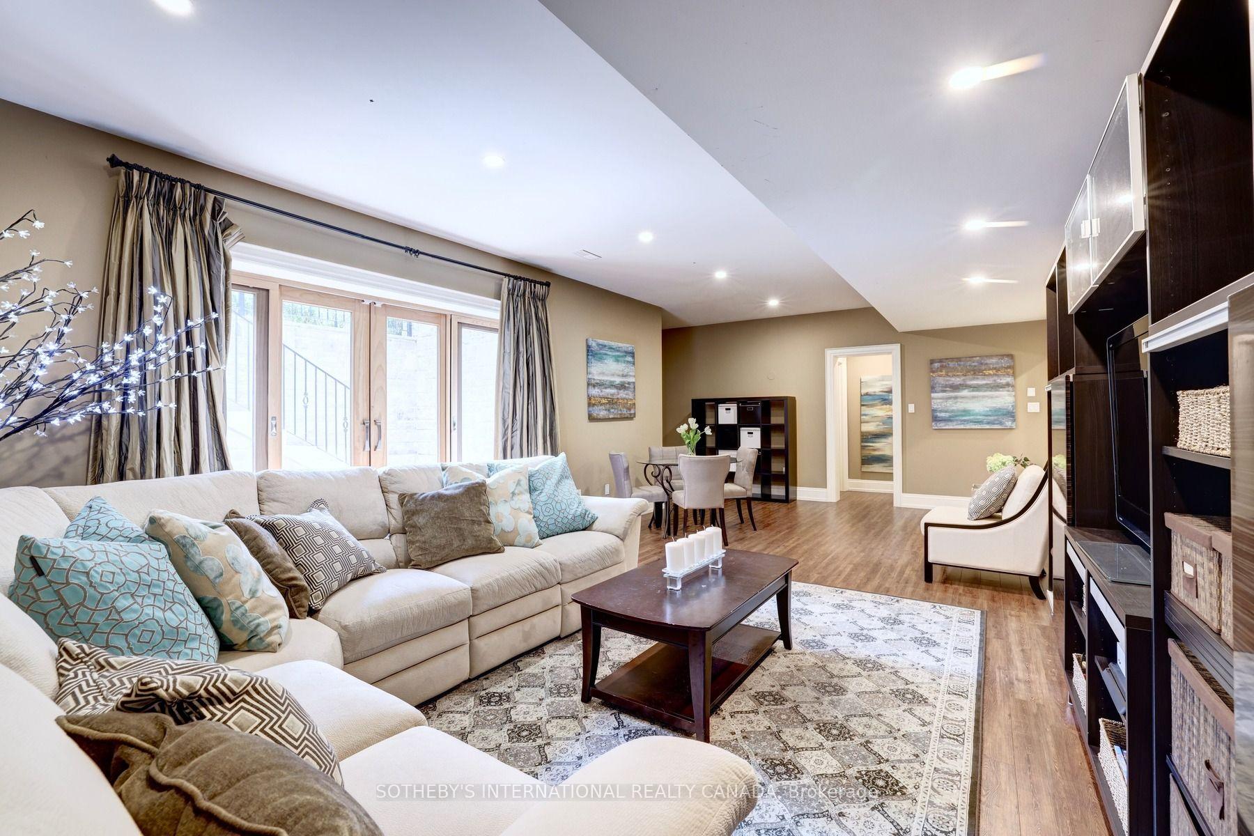 32 Oakwood Avenue S
