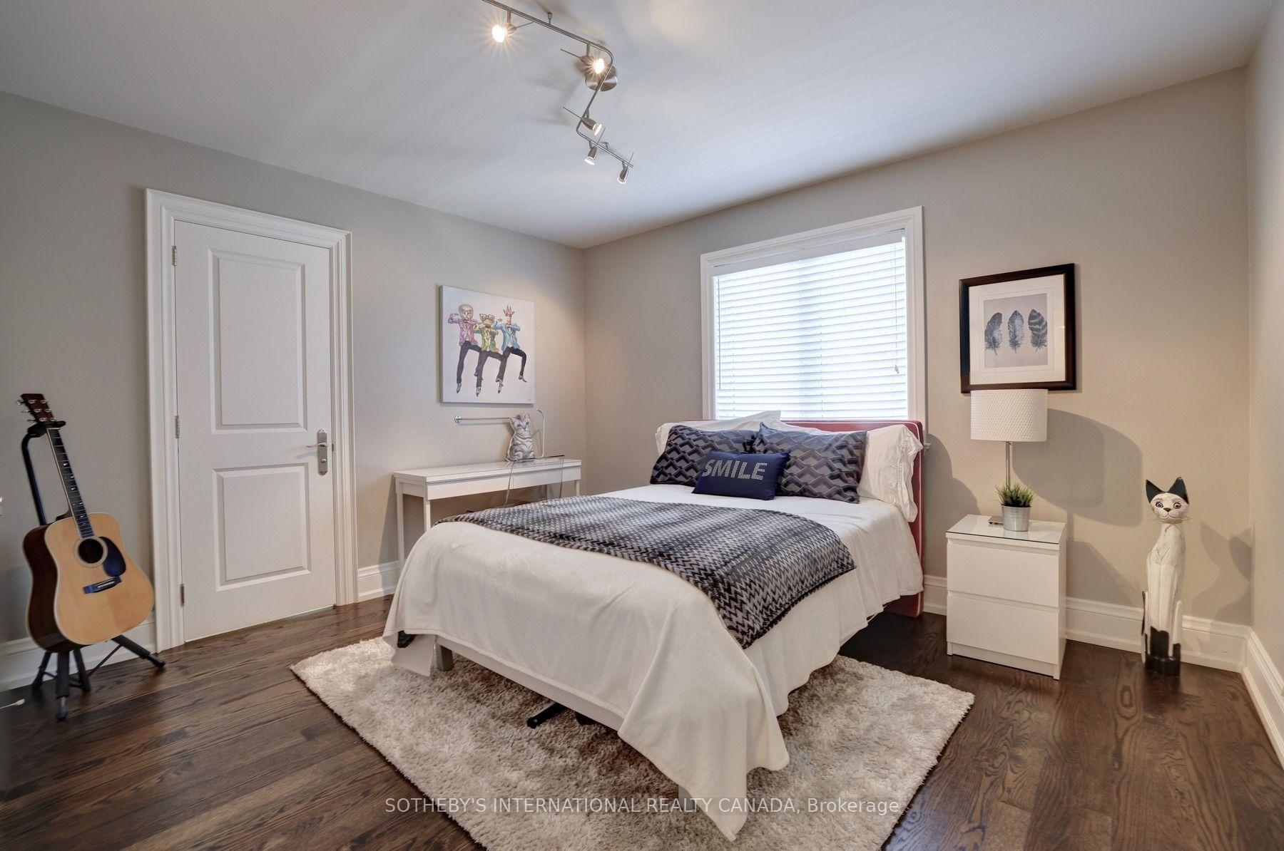 32 Oakwood Avenue S