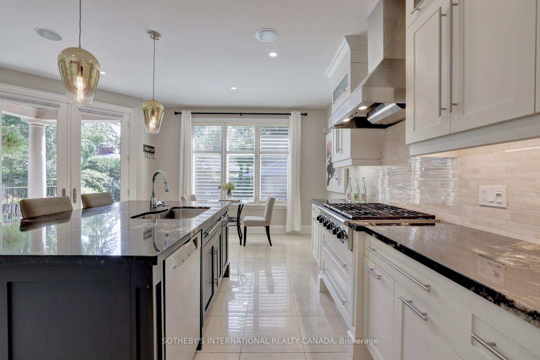32 Oakwood Avenue S