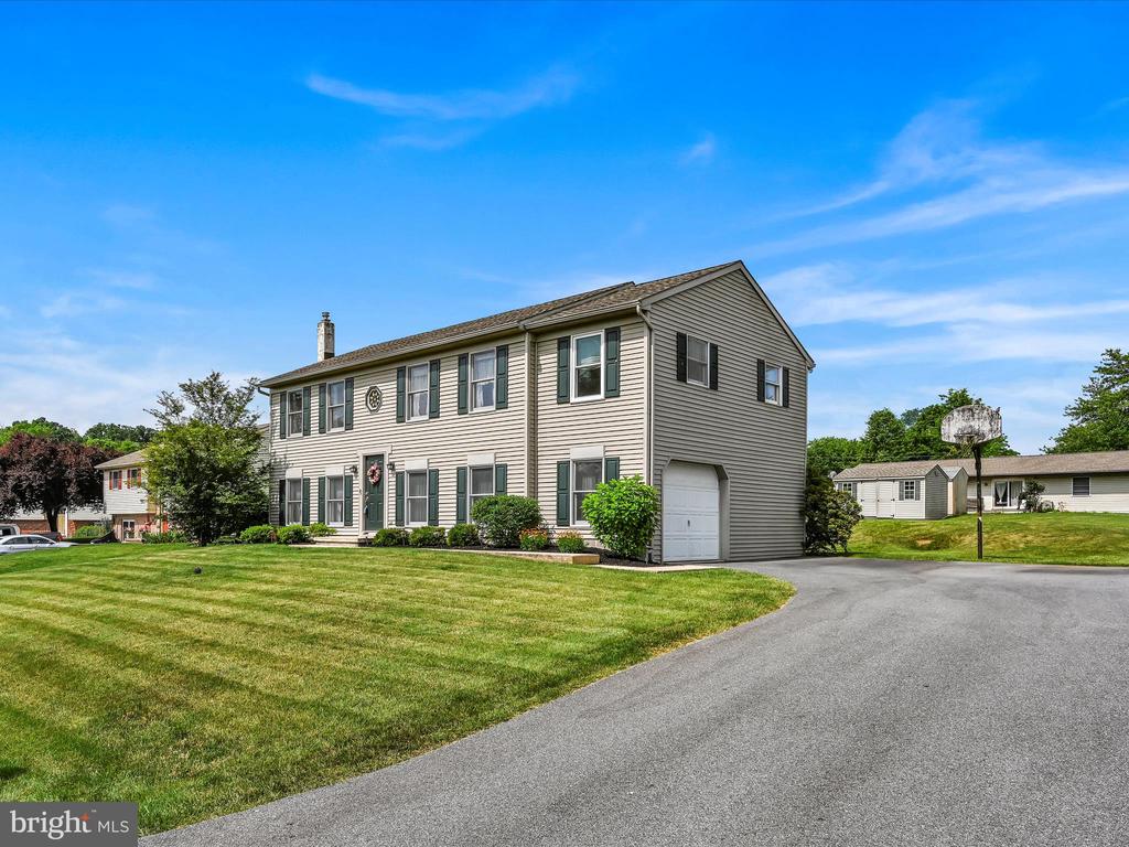 24 Oakmont Ct