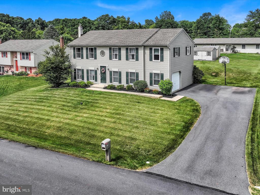 24 Oakmont Ct
