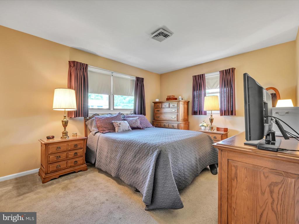 24 Oakmont Ct
