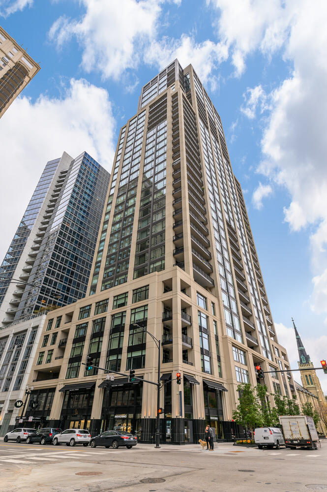 9 W Walton Street Unit: 3800
