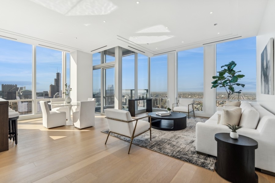 14 W Superior Street Unit: 5502