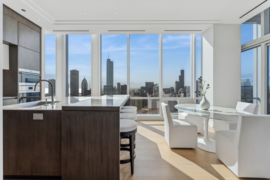 14 W Superior Street Unit: 5502