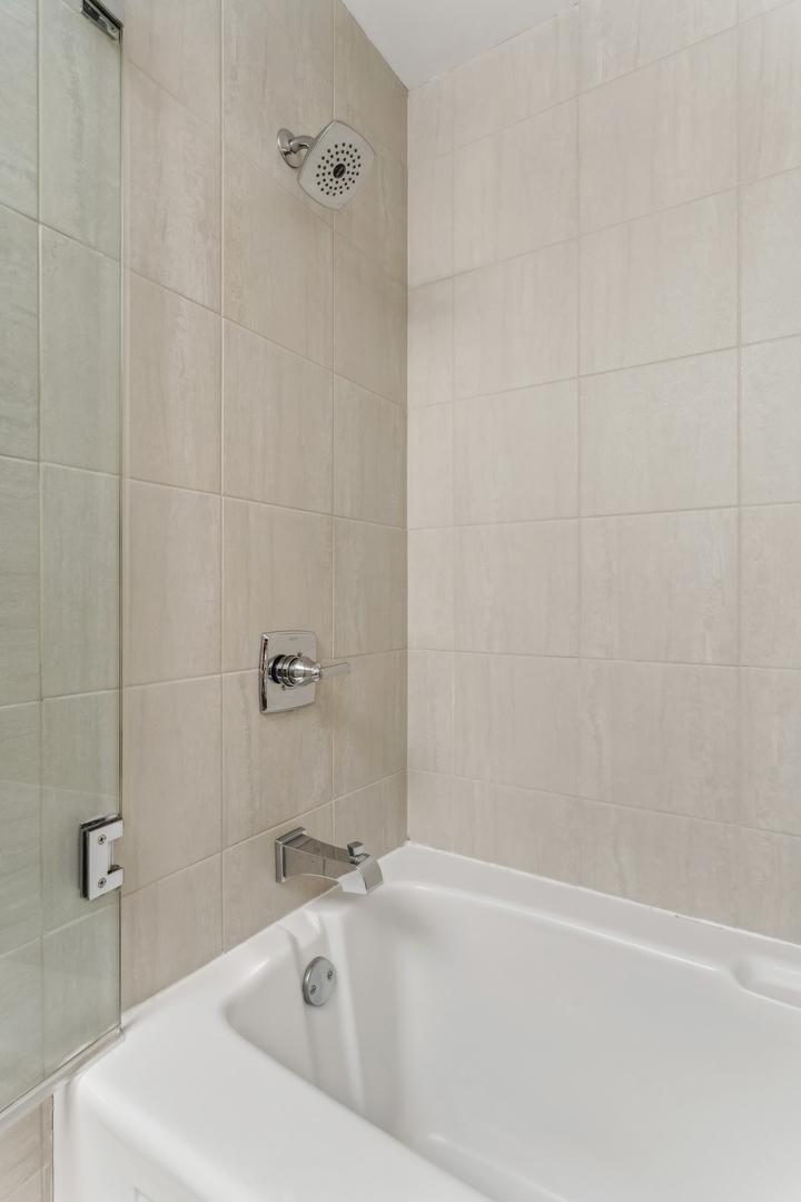 21 W CHESTNUT Street Unit: 803