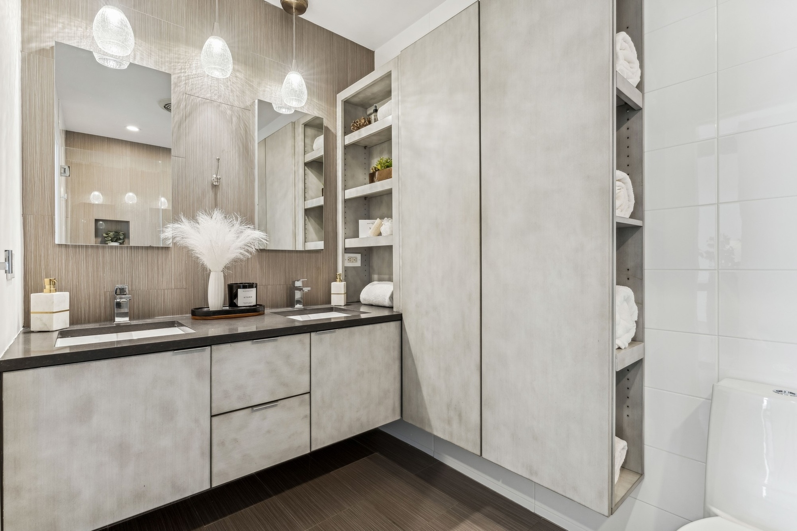 1635 W Belmont Avenue Unit: 619