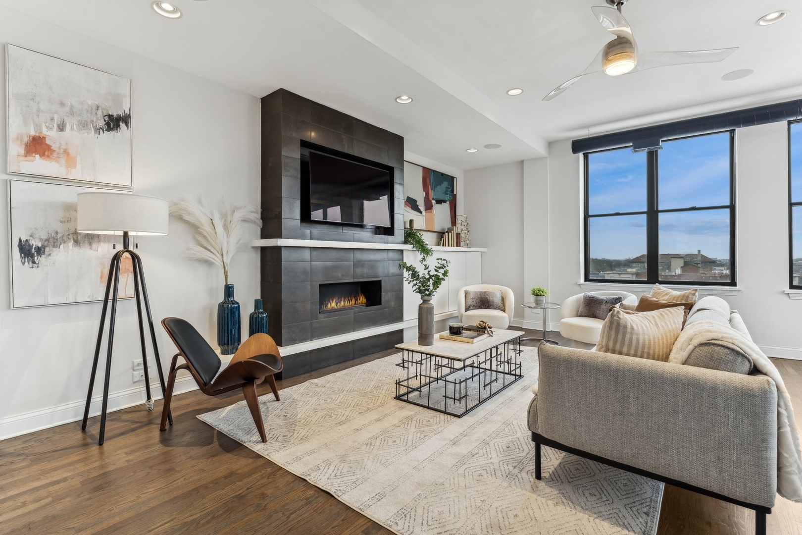 1635 W Belmont Avenue Unit: 619