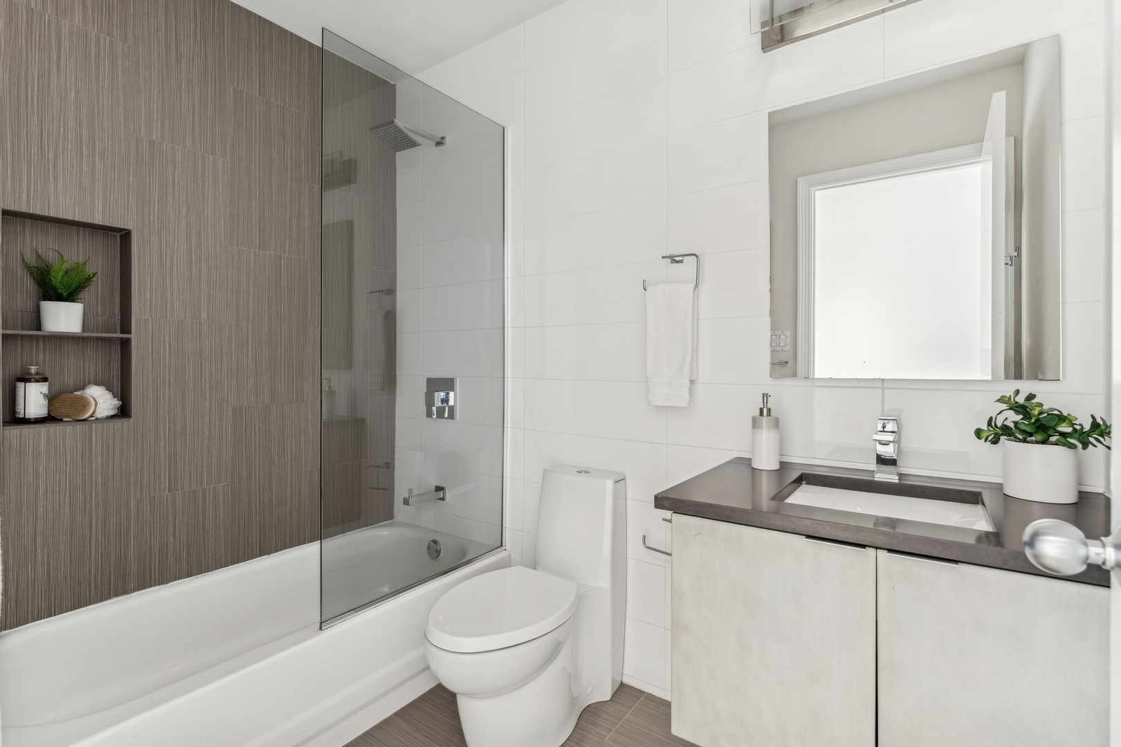 1635 W Belmont Avenue Unit: 619