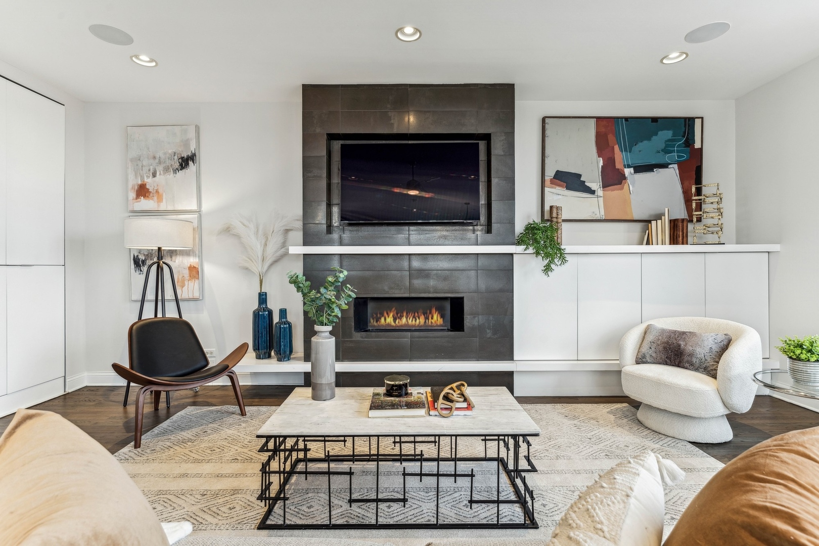 1635 W Belmont Avenue Unit: 619