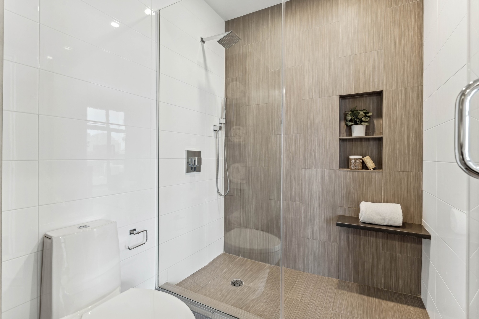 1635 W Belmont Avenue Unit: 619