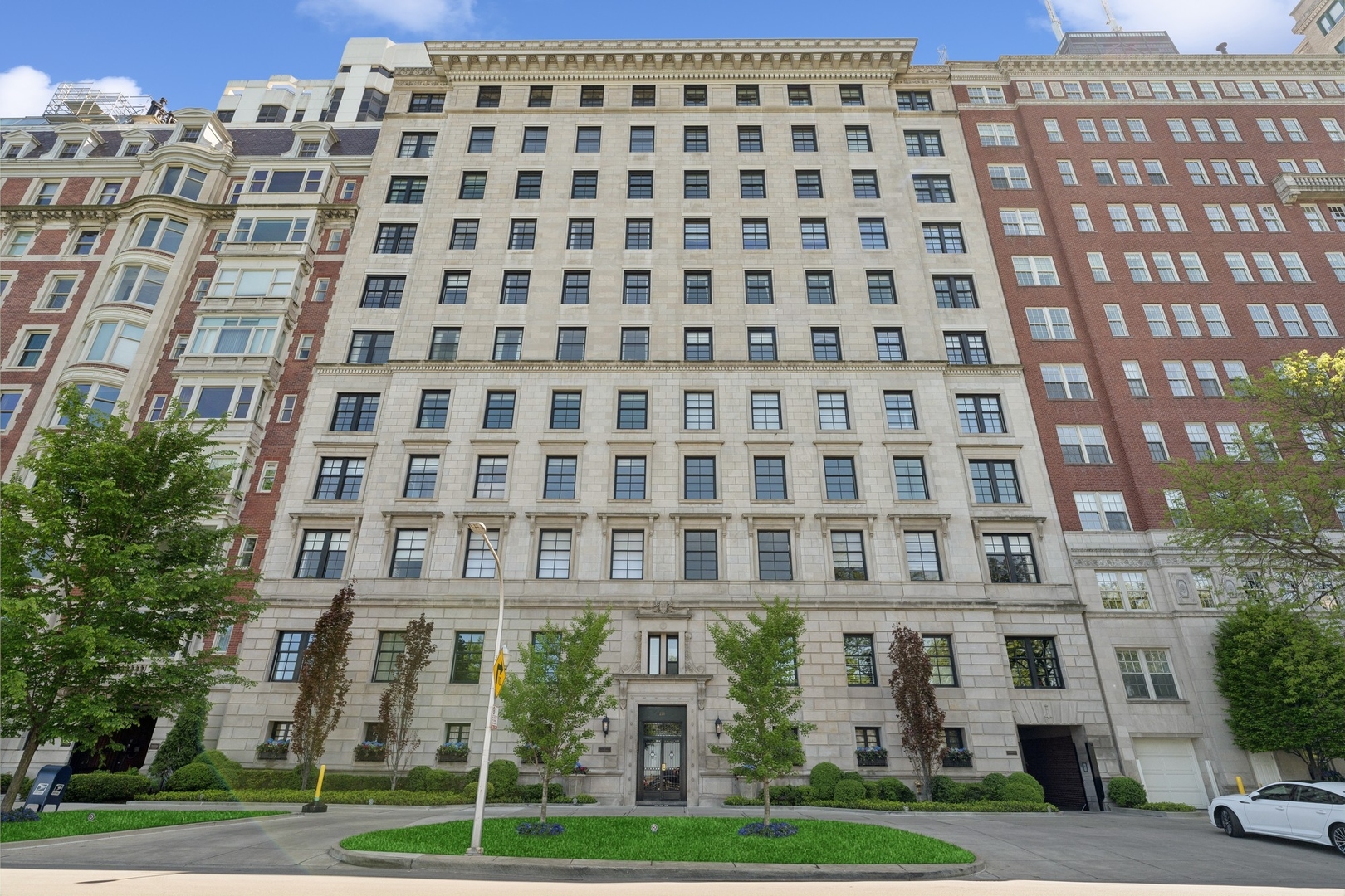 229 E LAKE SHORE Drive Unit: 8E
