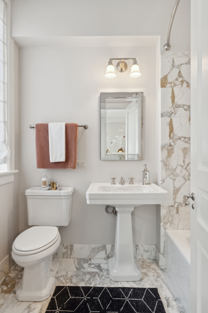 229 E LAKE SHORE Drive Unit: 8E