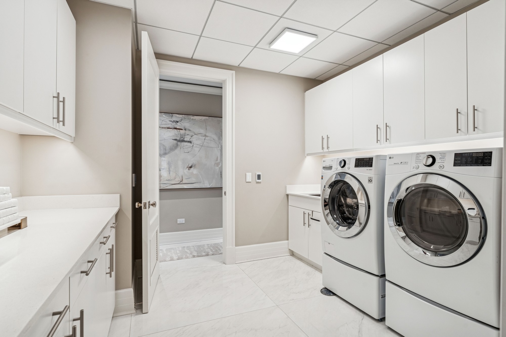 9 W Walton Street Unit: 2802