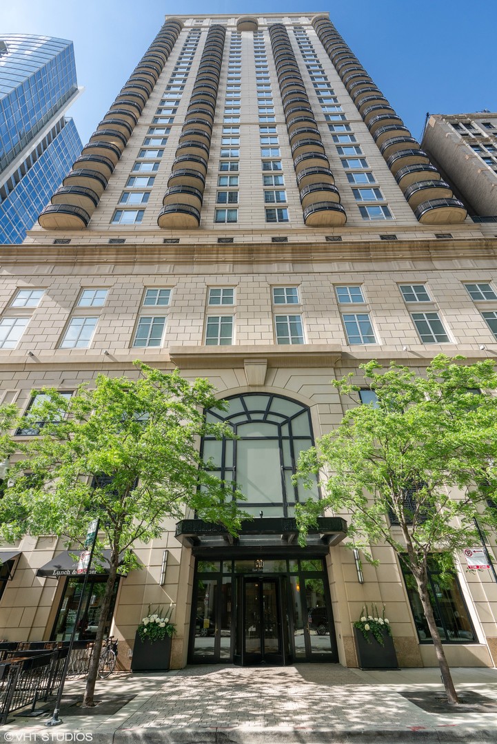 10 E Delaware Place Unit: 32E