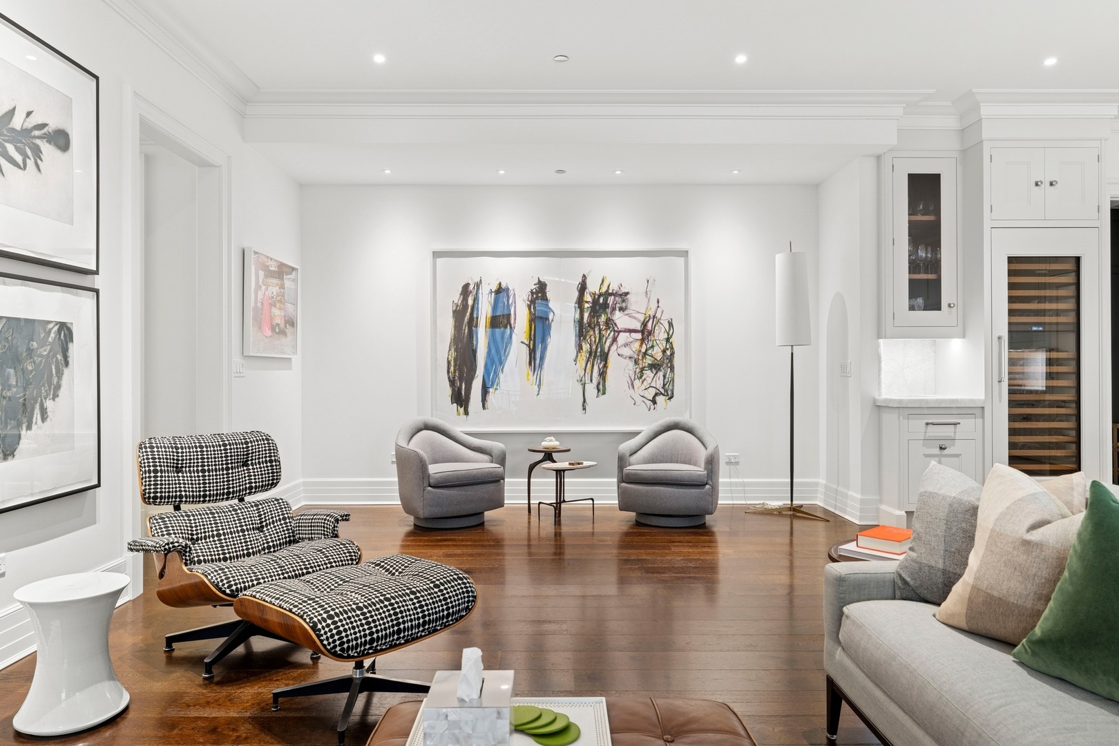 9 W Walton Street Unit: 601