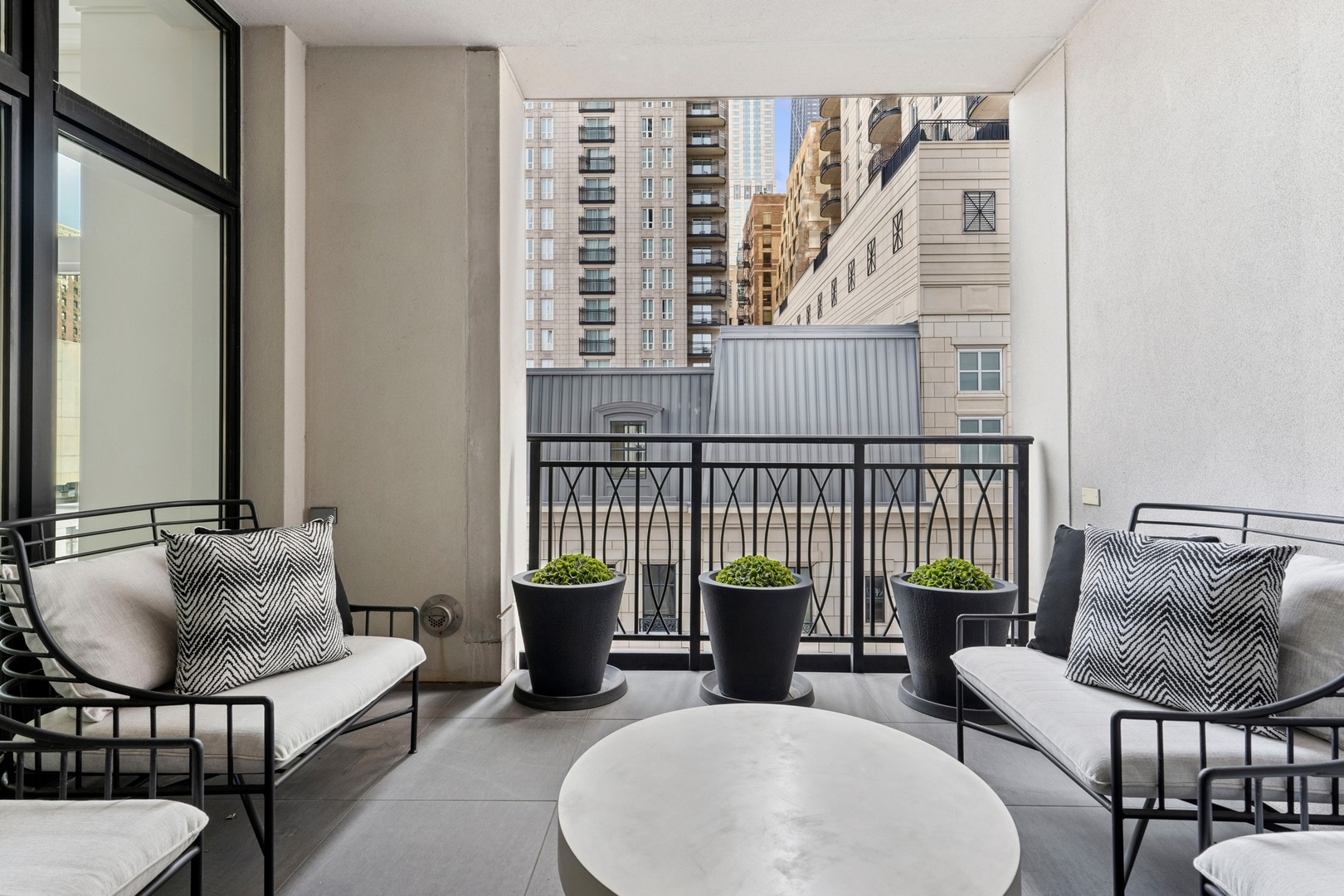 9 W Walton Street Unit: 601