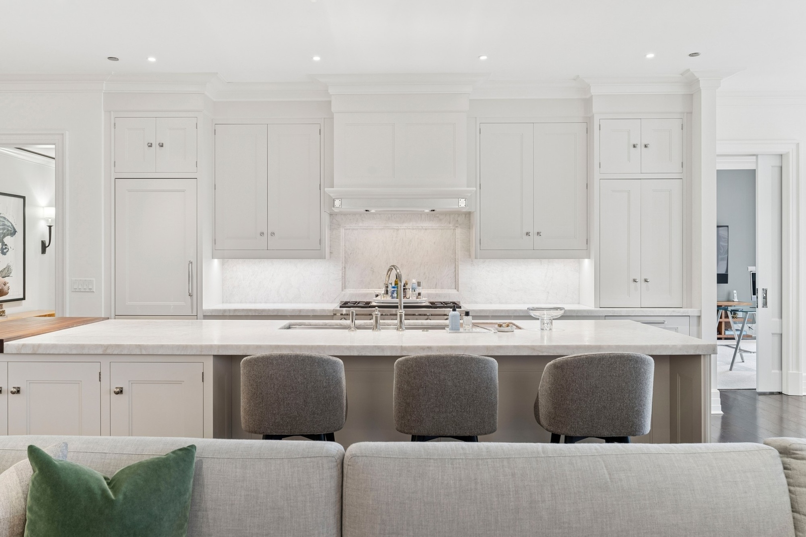 9 W Walton Street Unit: 601