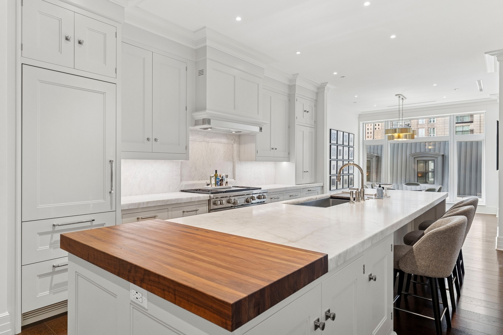 9 W Walton Street Unit: 601