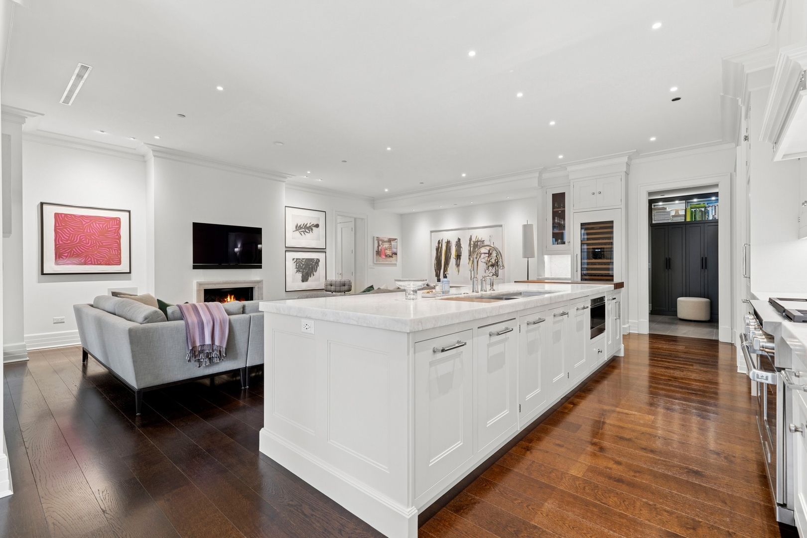 9 W Walton Street Unit: 601