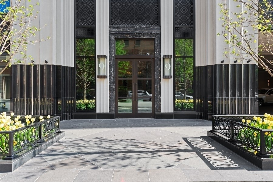 9 W Walton Street Unit: 3500