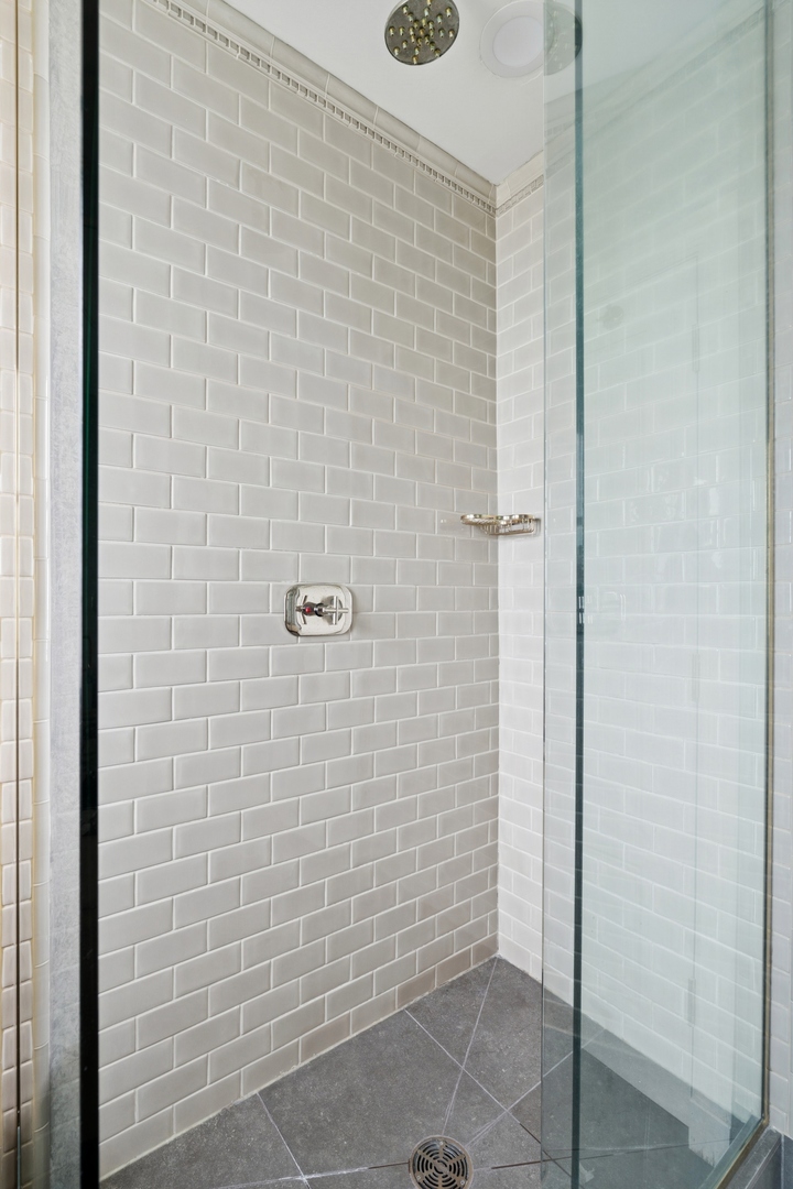 999 N Lake Shore Drive Unit: 2B